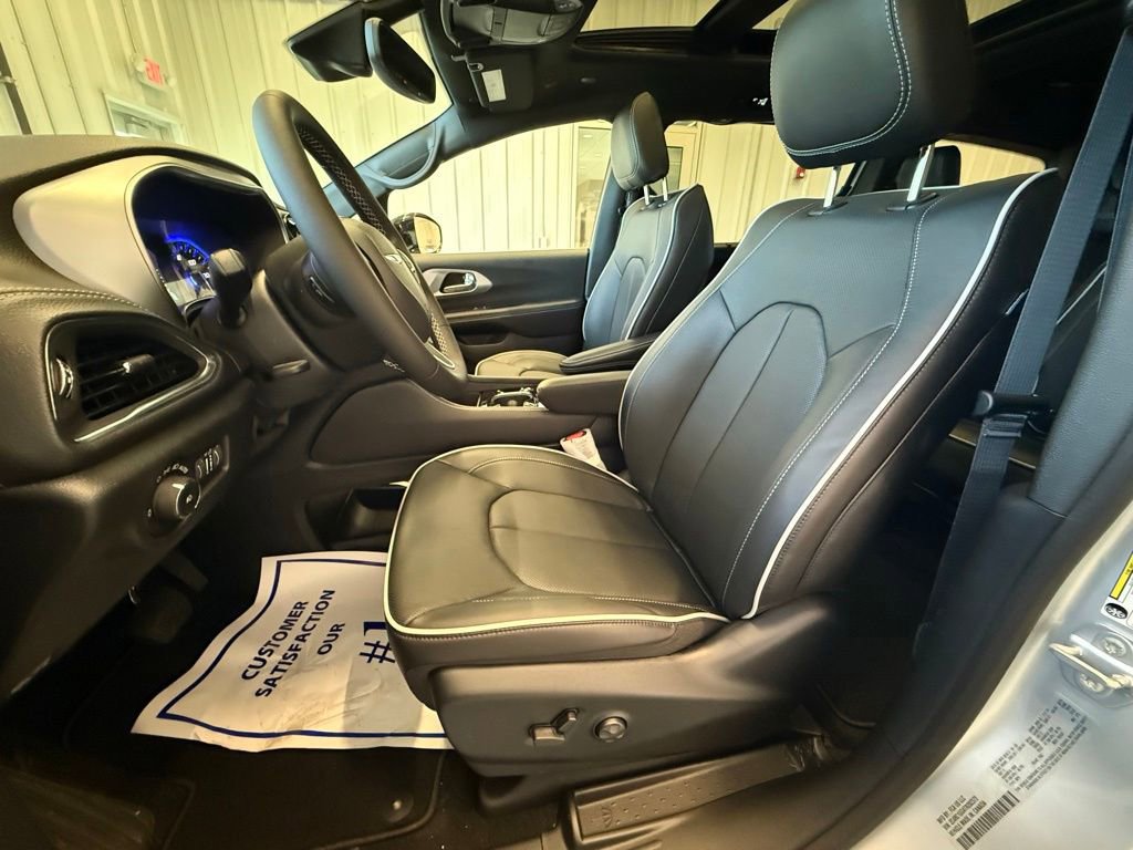 New 2026 Chrysler Pacifica Limited image 24
