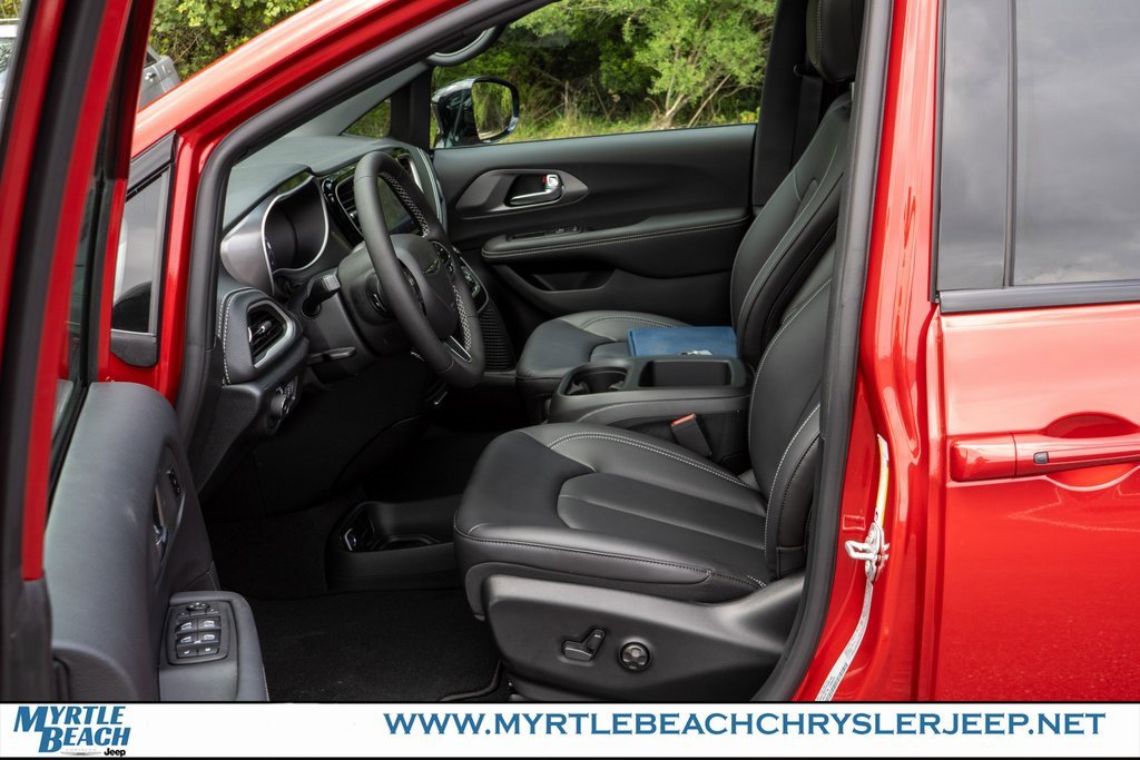 New 2026 Chrysler Pacifica Select image 18
