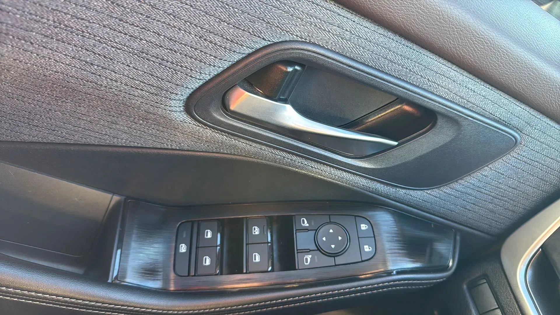 Used 2023 Nissan Rogue SV image 22