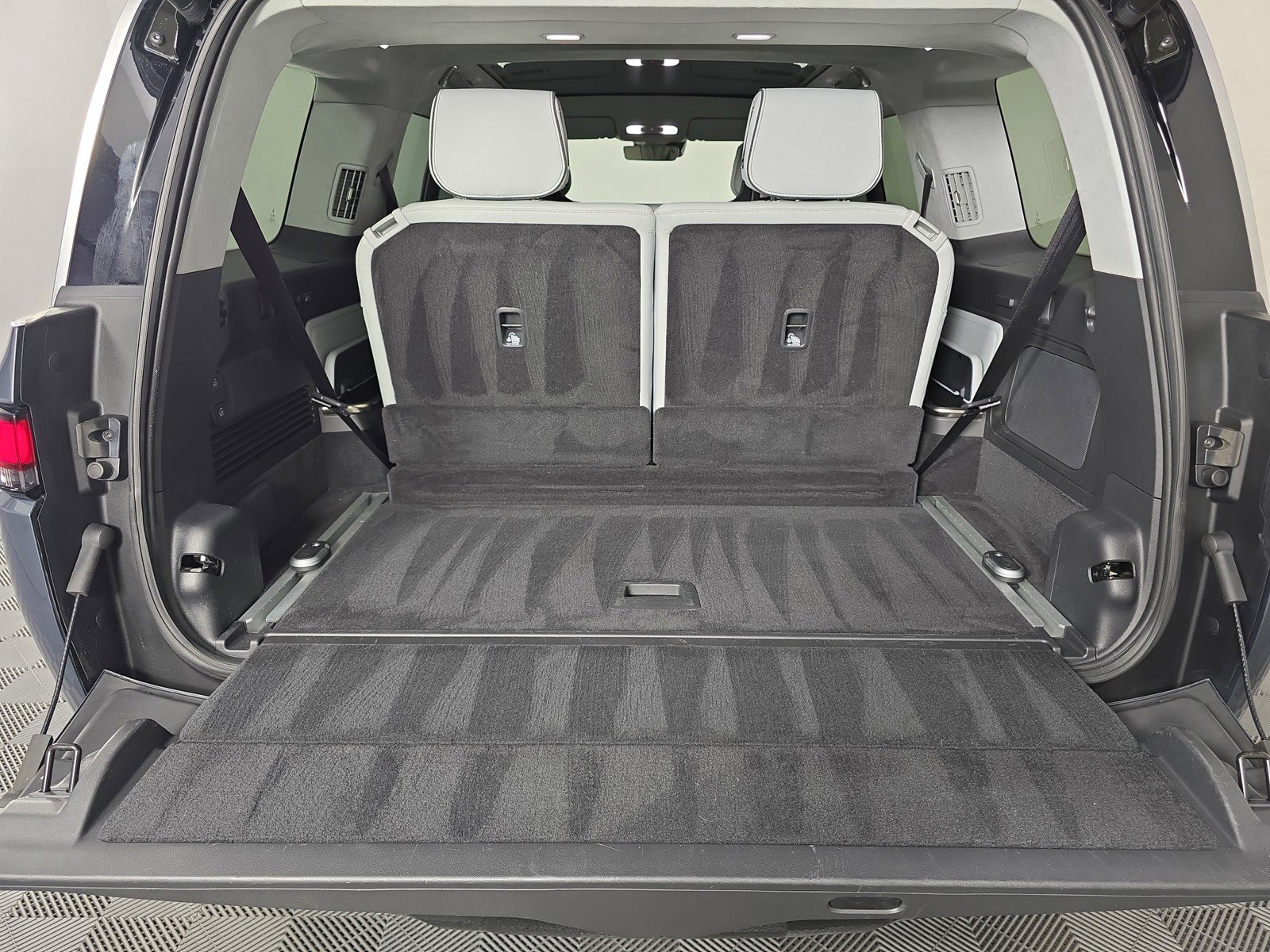 Used 2024 Rivian R1S Adventure image 15