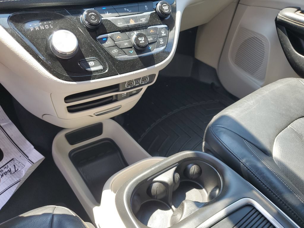 Used 2022 Chrysler Pacifica Touring-L FWD image 21