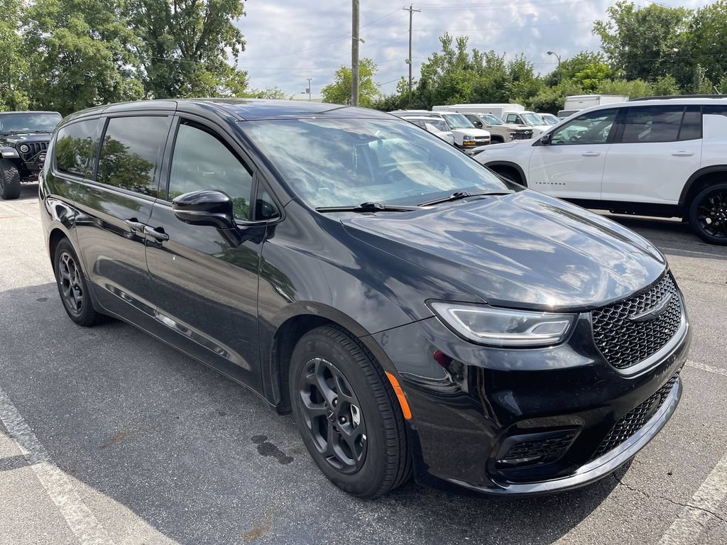 Used 2022 Chrysler Pacifica Touring-L w/ Uconnect Theater Family Group FWD image 14