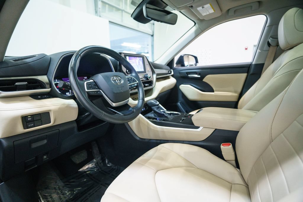 Used 2023 Toyota Highlander XLE AWD/4WD image 4