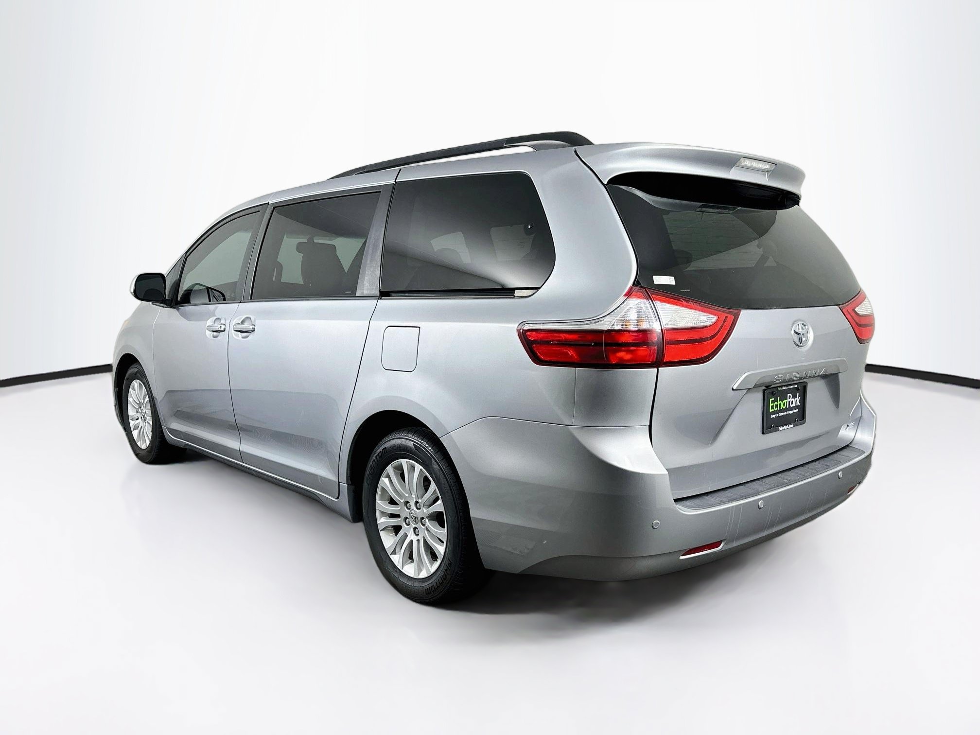 Used 2016 Toyota Sienna XLE w/ XLE Navigation Package FWD image 5