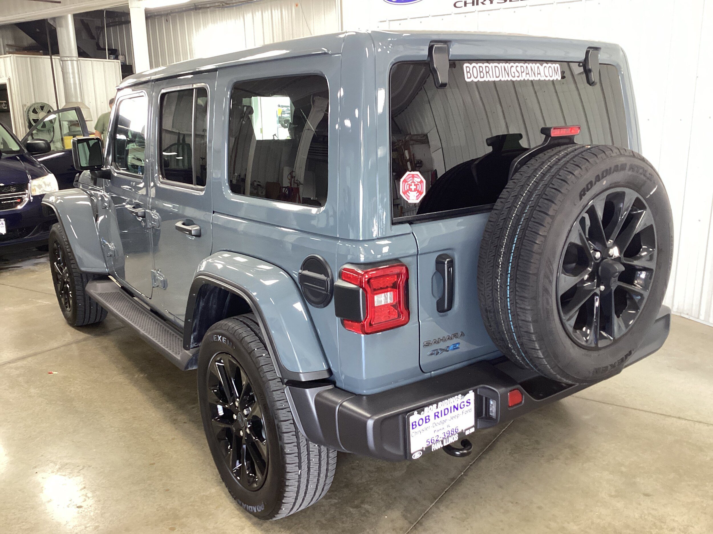 Used 2025 Jeep Wrangler Unlimited Sahara AWD/4WD image 3