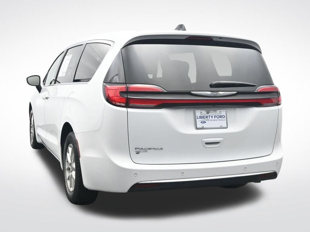Used 2025 Chrysler Pacifica Select image 9