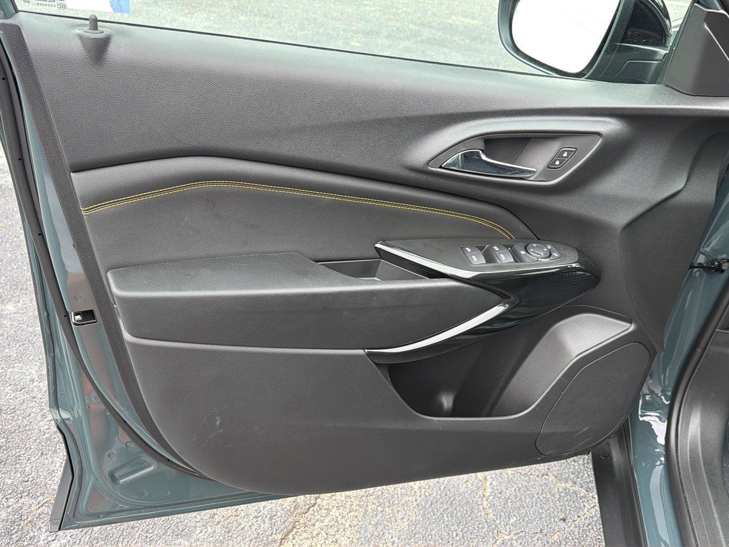 New 2026 Chevrolet Trax LT w/ Midnight Edition FWD image 16