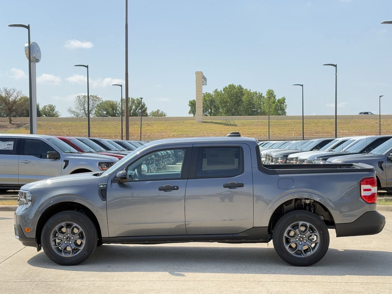 New 2026 Ford Maverick XLT w/ XLT Luxury Package FWD image 3