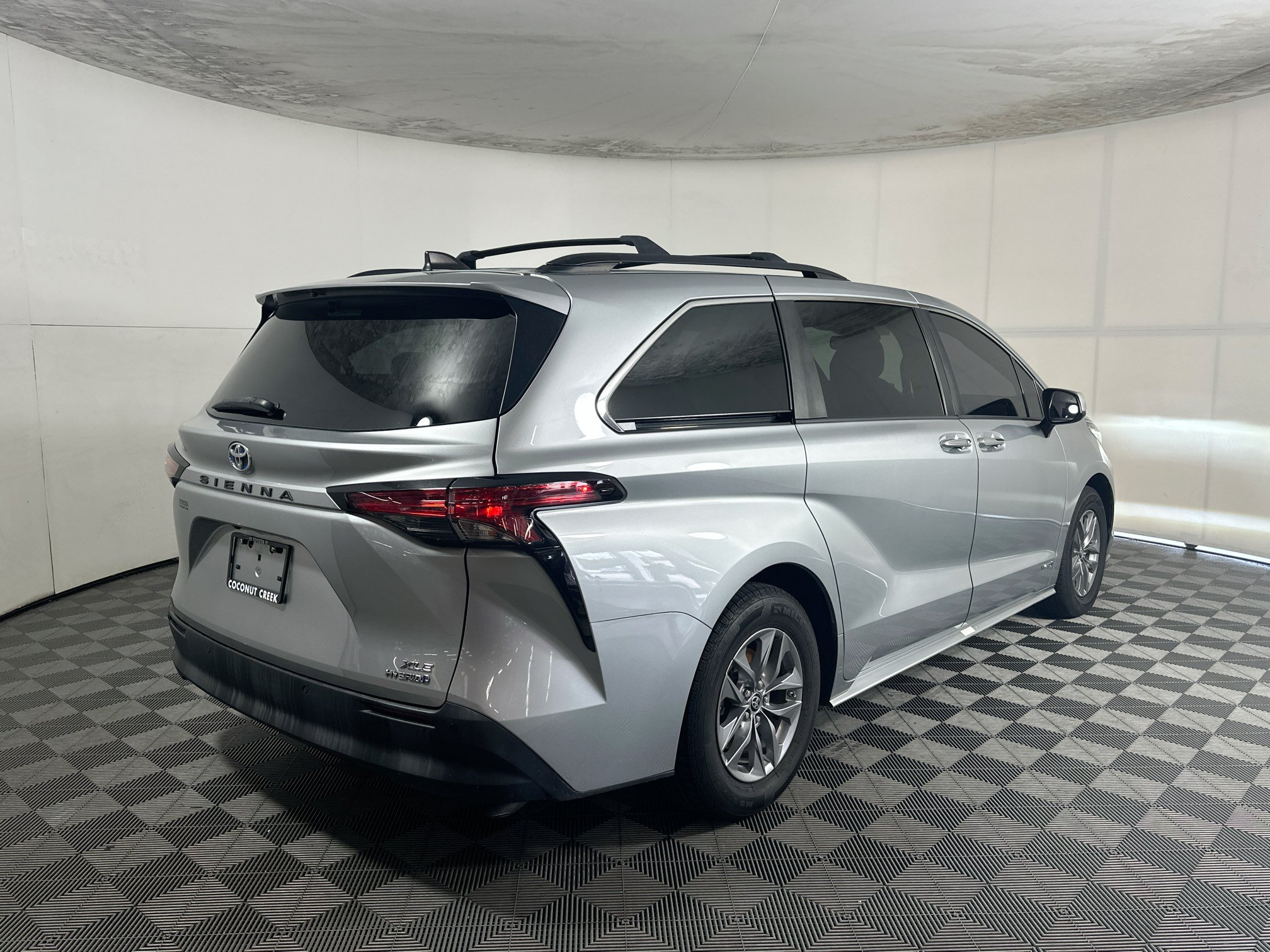 Used 2021 Toyota Sienna XLE FWD image 3