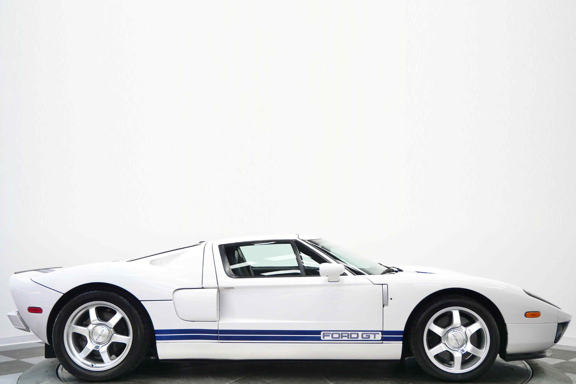 Used 2005 Ford GT RWD image 2