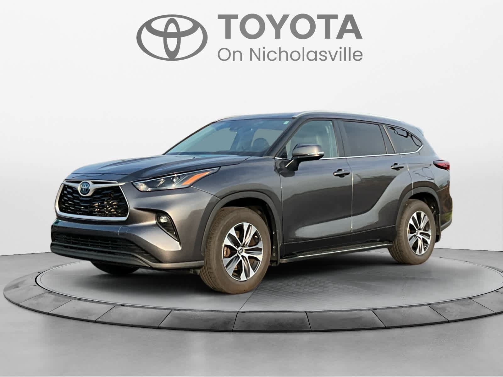 Used 2024 Toyota Highlander XLE AWD/4WD image 1
