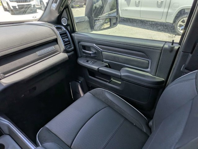 New 2026 RAM 2500 Laramie AWD/4WD image 17