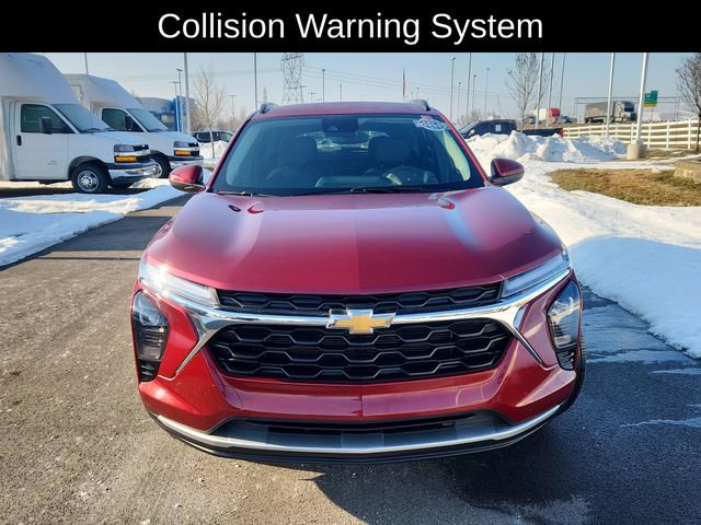 Used 2025 Chevrolet Trax LT w/ LT Convenience Package image 2