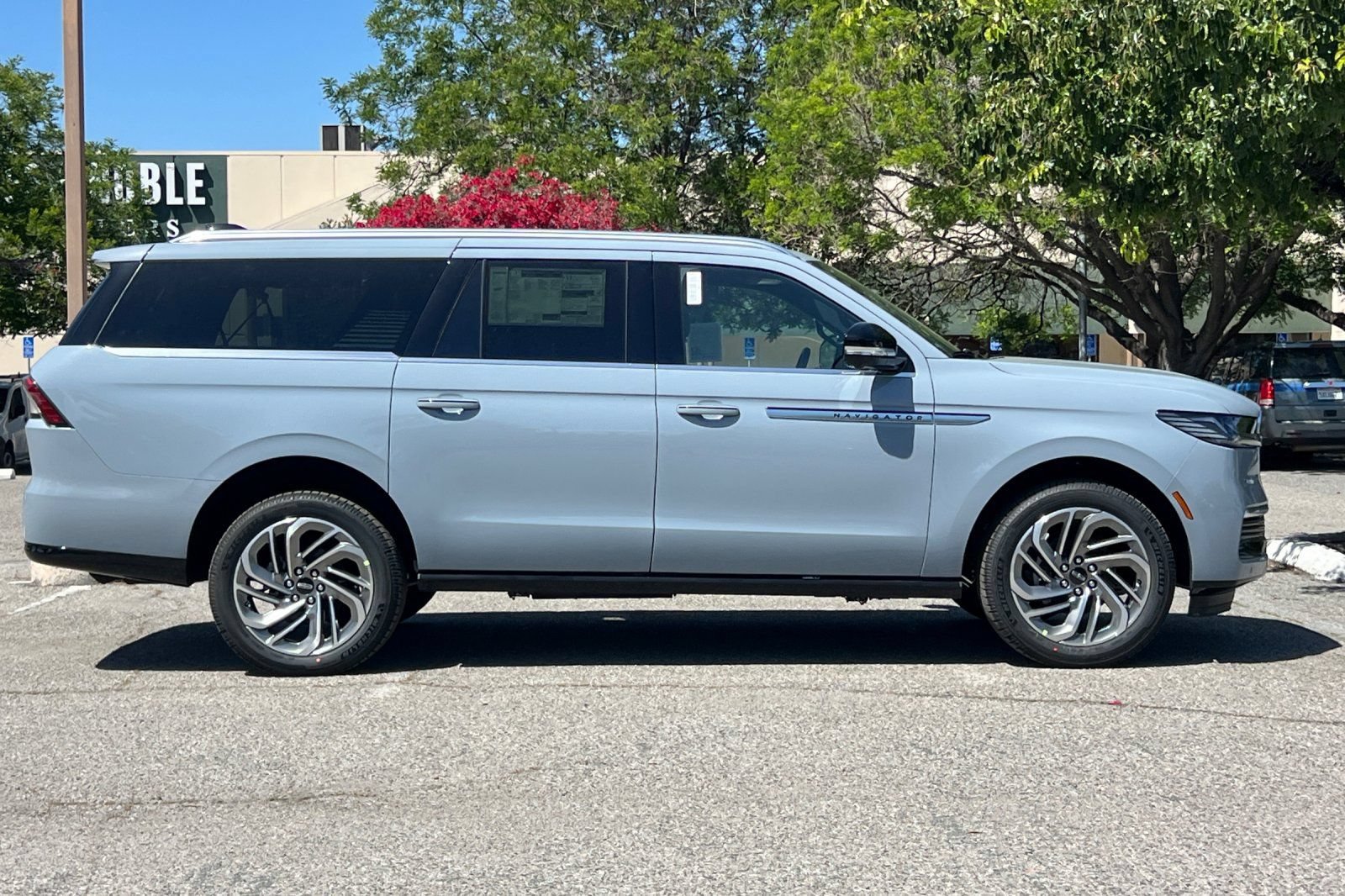 New 2026 Lincoln Navigator L Reserve AWD/4WD image 3