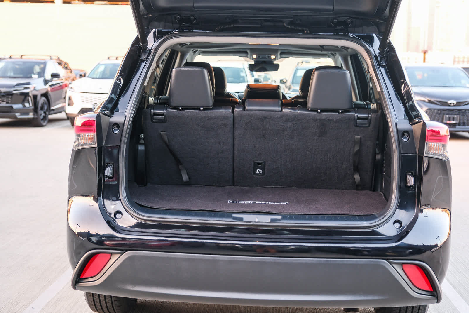 Used 2024 Toyota Highlander XLE FWD image 28