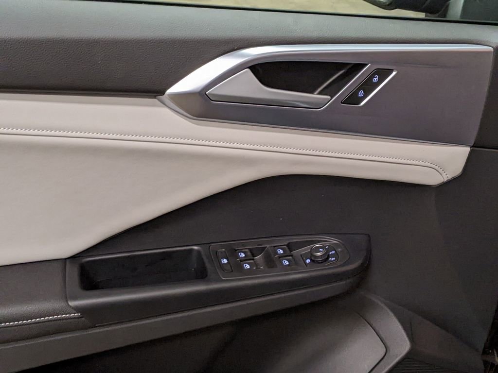 New 2026 Volkswagen Taos SE FWD image 10