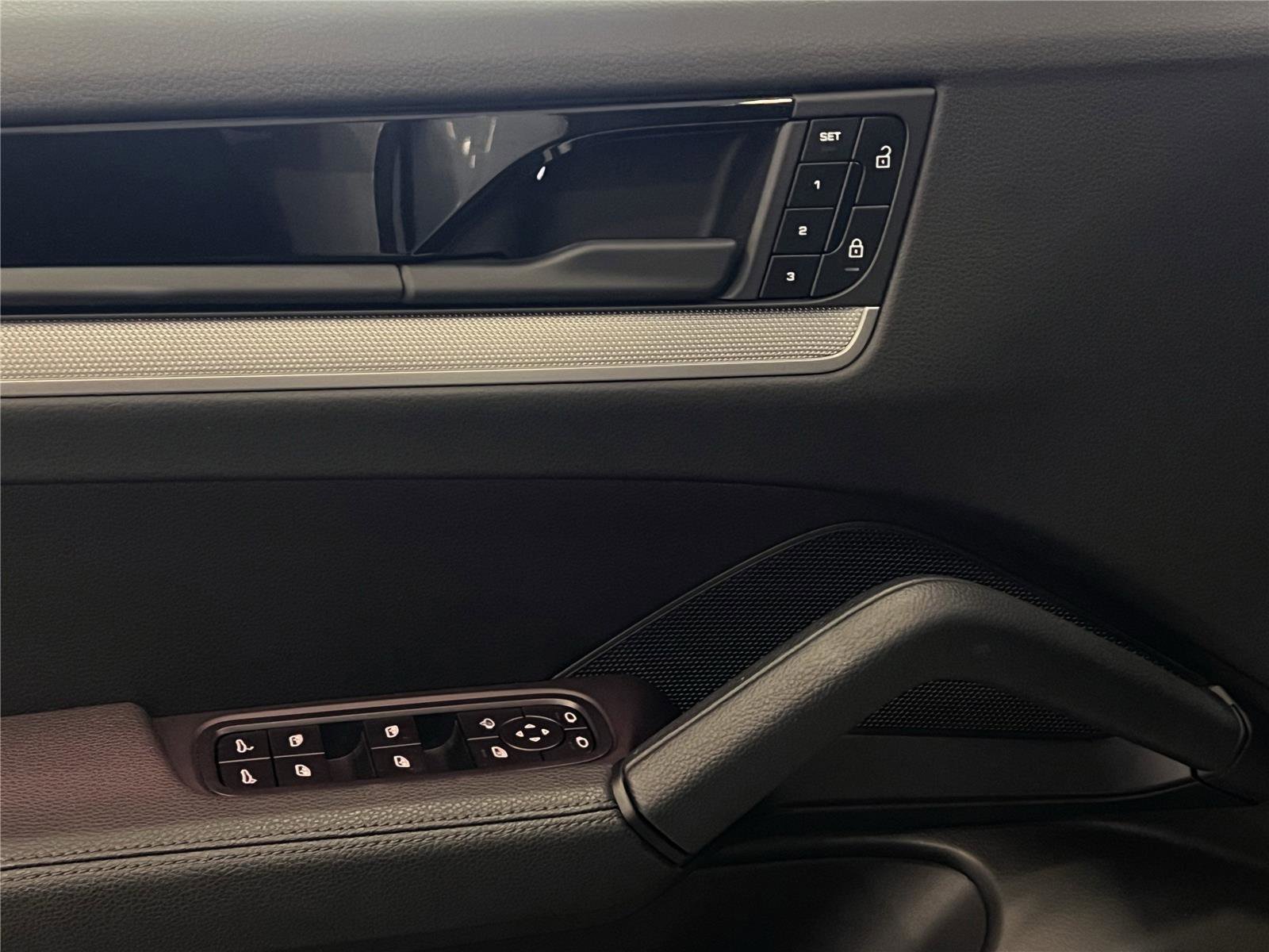 Certified 2025 Porsche Cayenne Coupe image 13