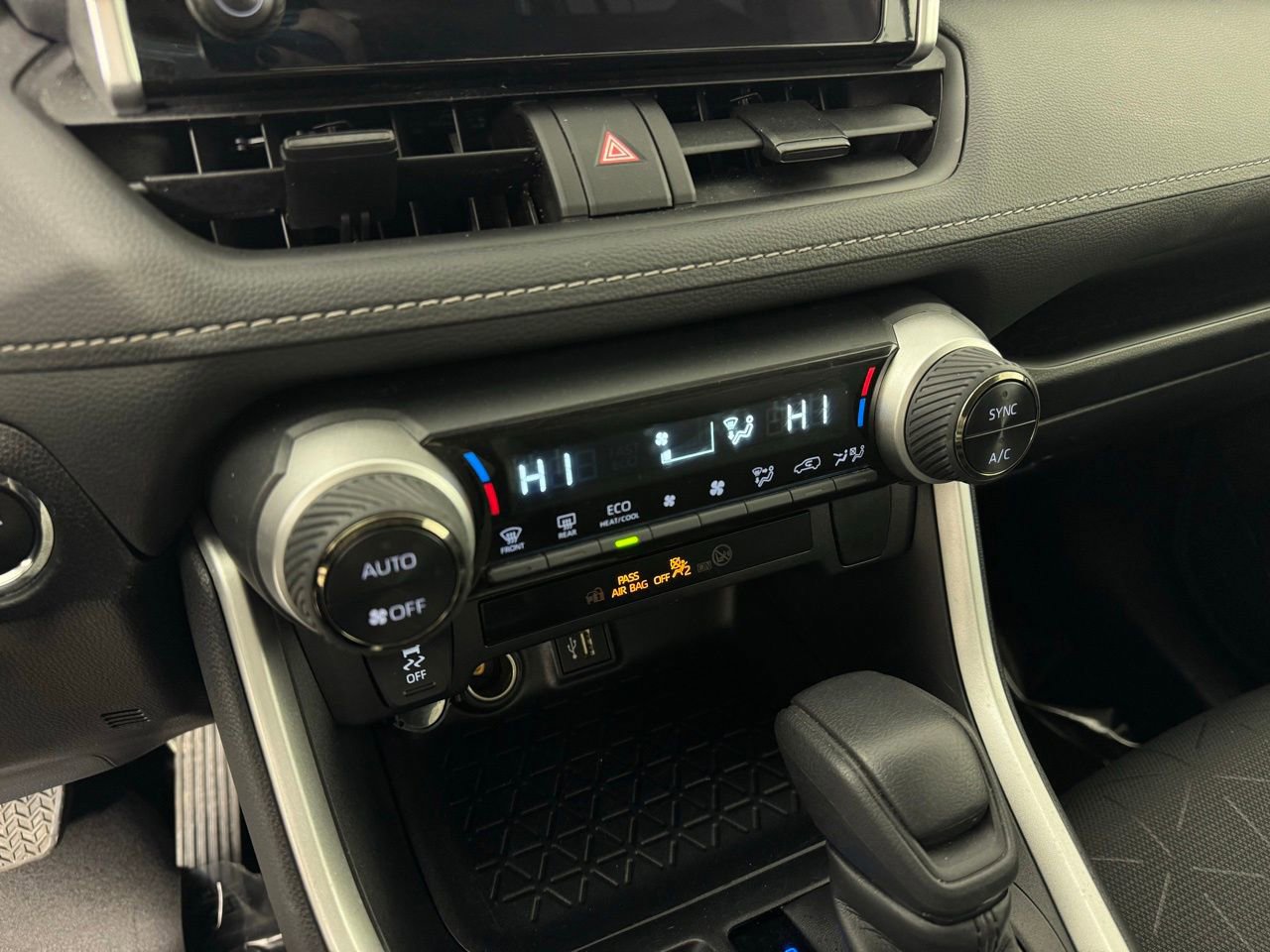 Used 2025 Toyota RAV4 XLE AWD/4WD image 19