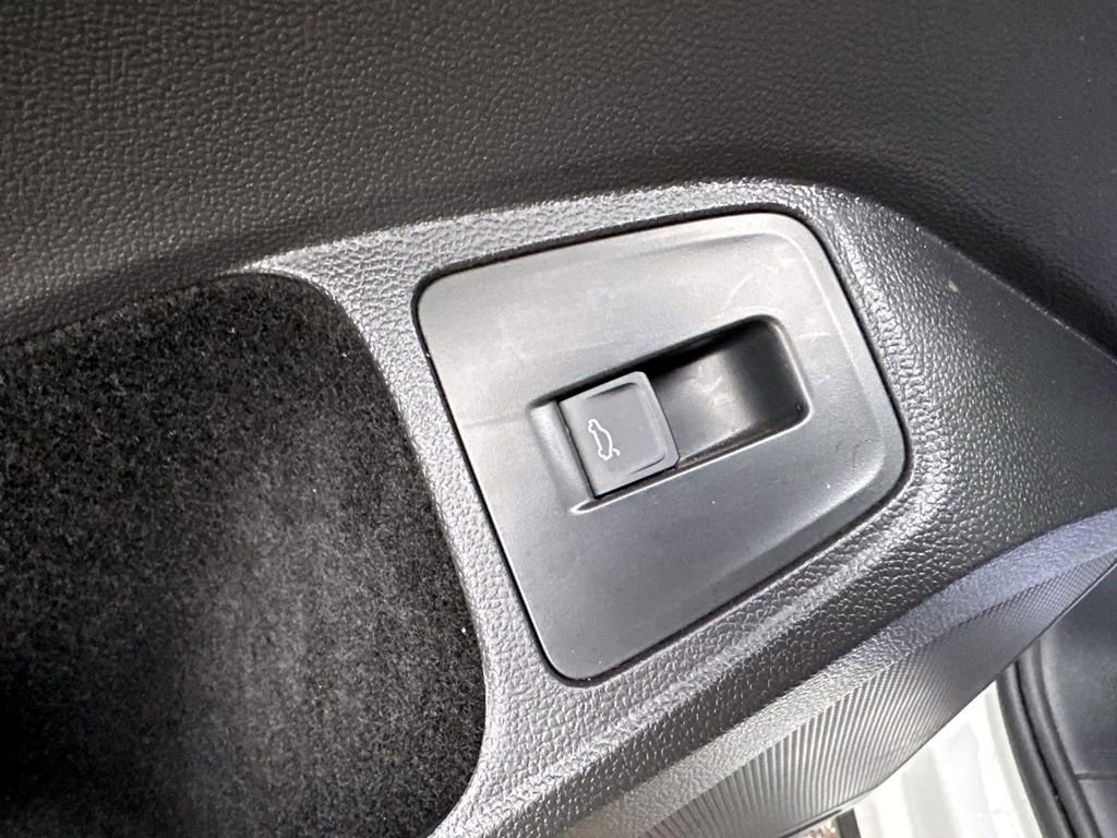 Used 2022 Volkswagen Tiguan SE image 12