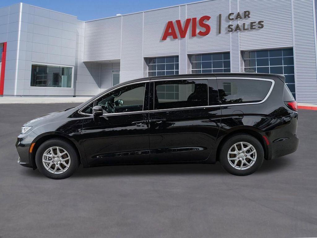 Used 2025 Chrysler Pacifica Select image 2