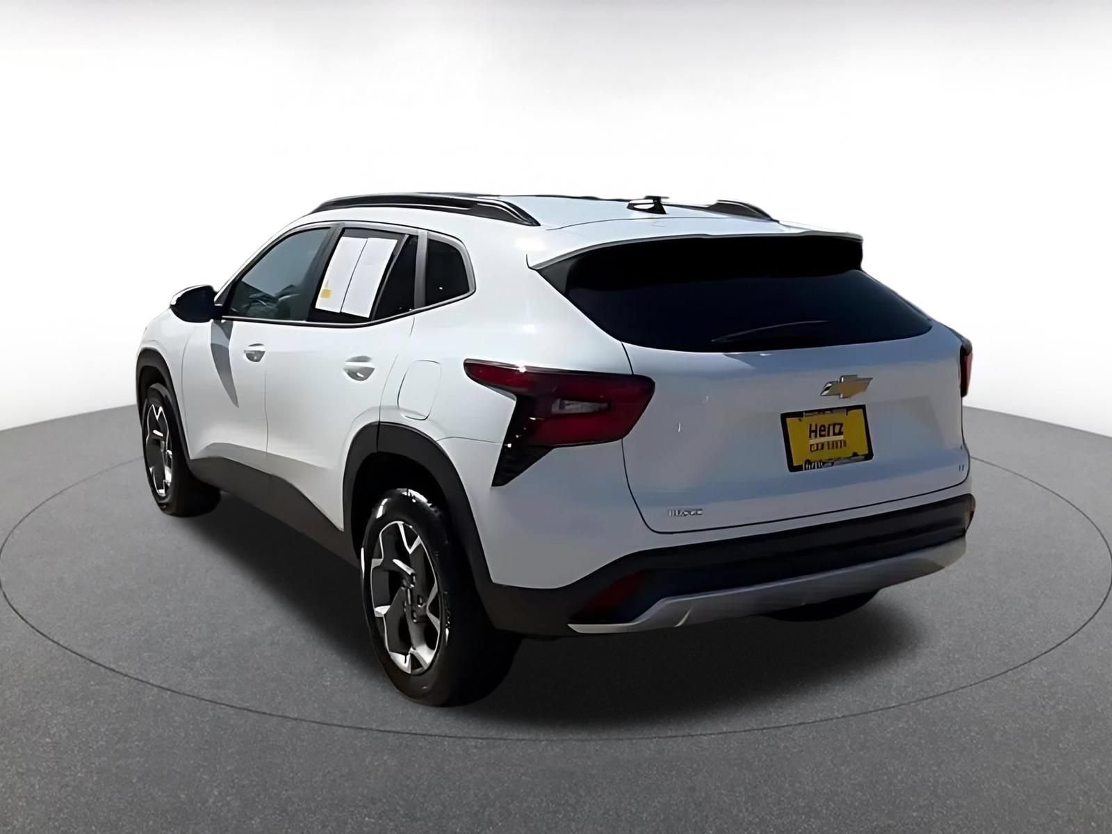 Used 2025 Chevrolet Trax LT FWD image 11