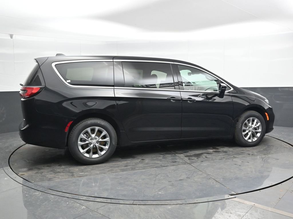 New 2026 Chrysler Pacifica Select AWD/4WD image 2