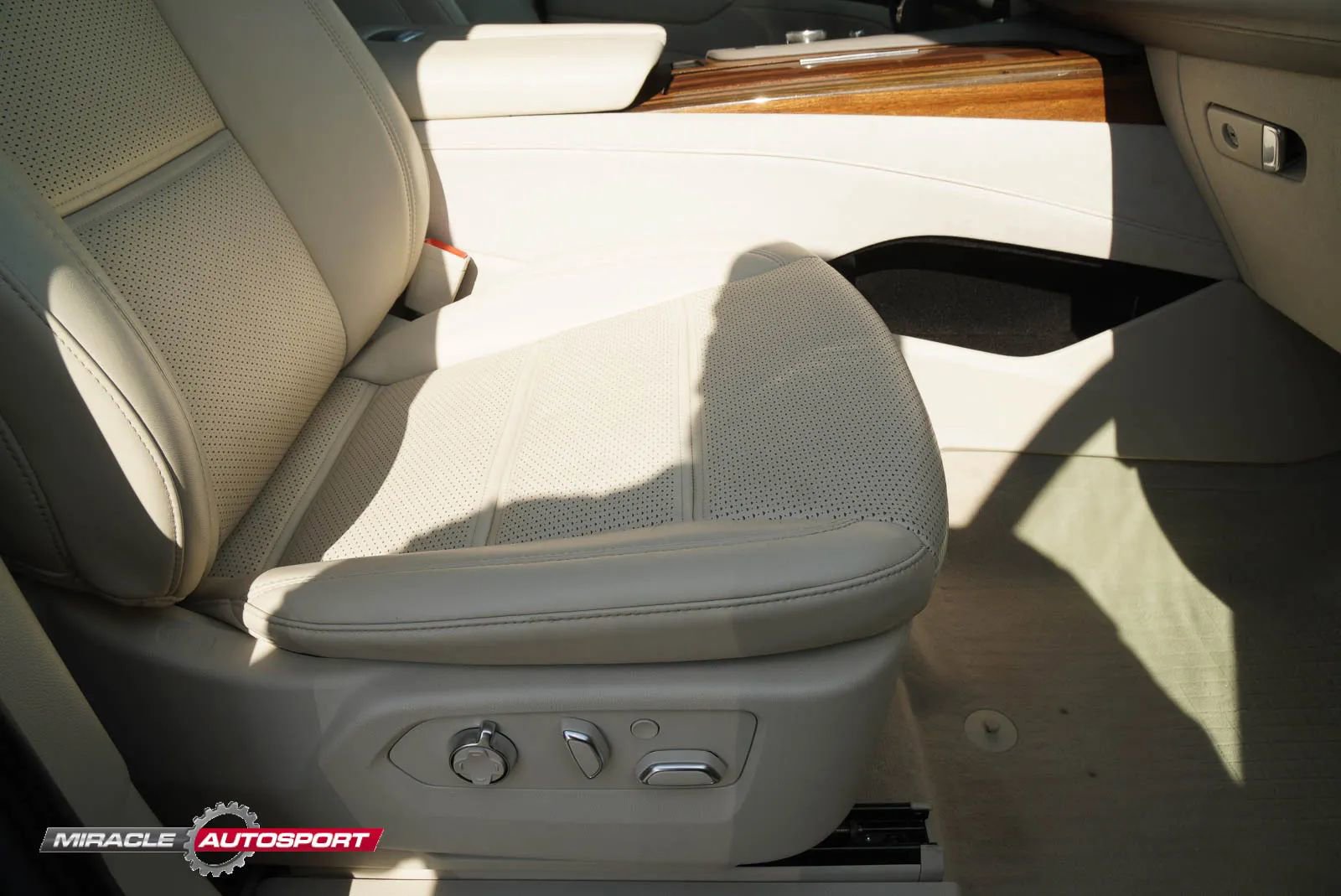 Used 2021 Cadillac Escalade ESV Premium Luxury Platinum AWD/4WD image 33