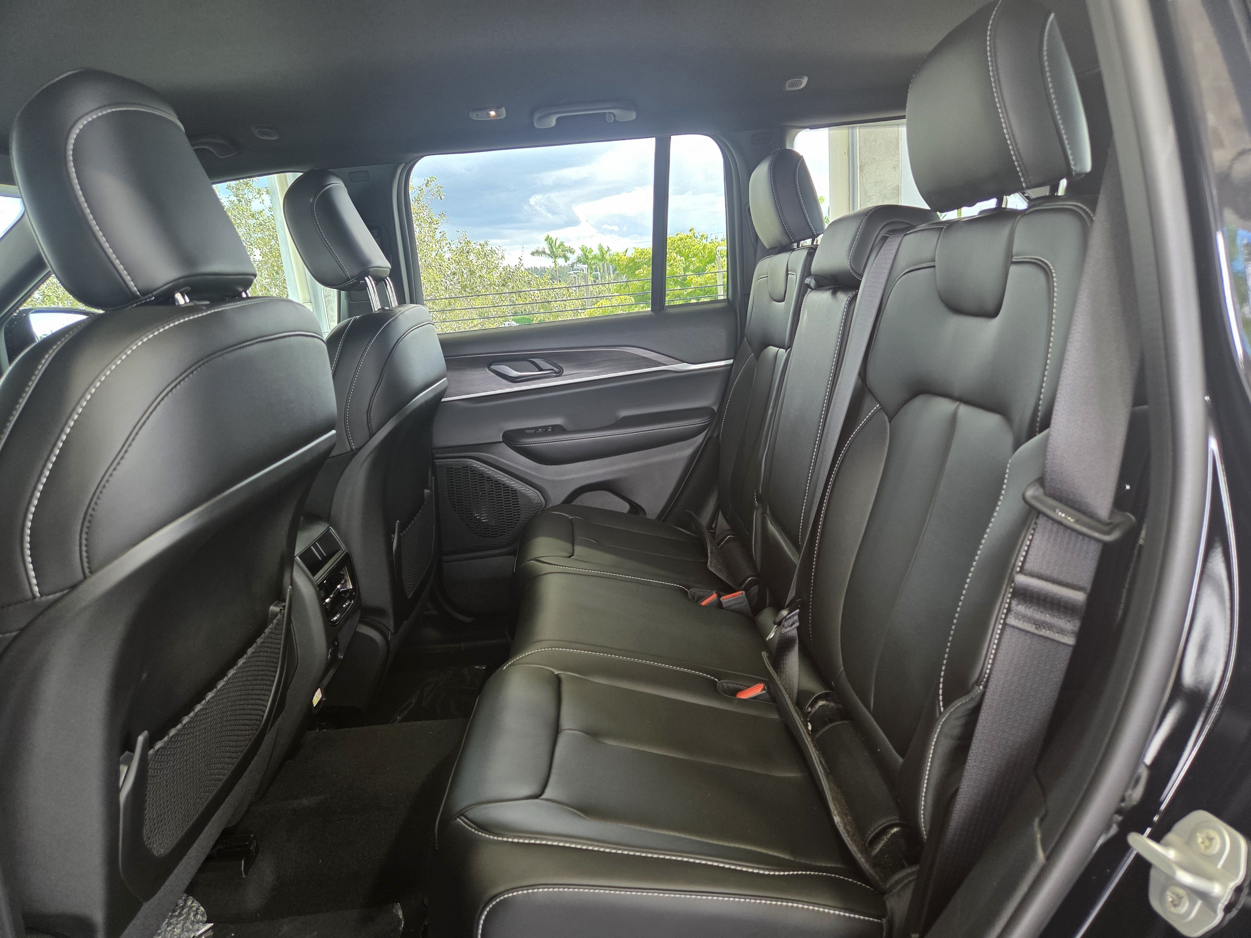 New 2025 Jeep Grand Cherokee Limited w/ Black Appearance Package RWD image 15