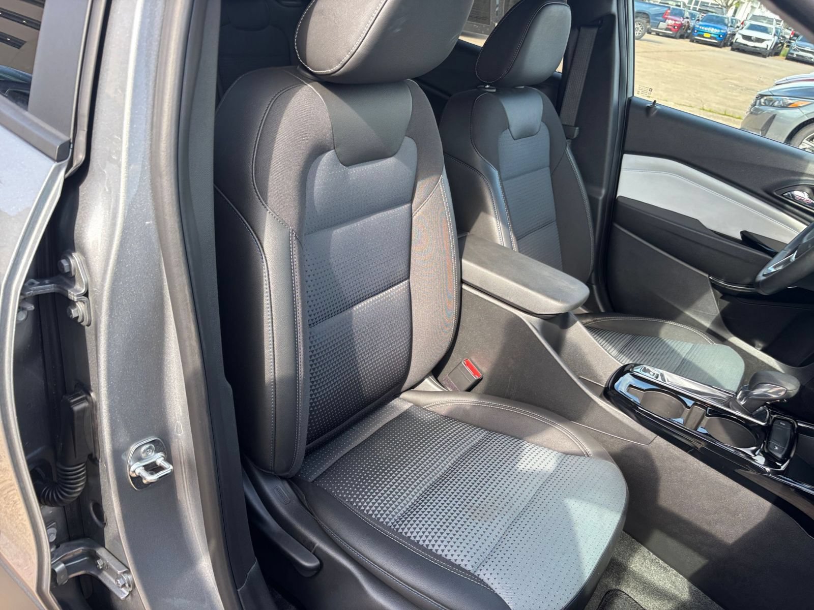 Used 2025 Chevrolet Trax LT w/ LT Convenience Package FWD image 35