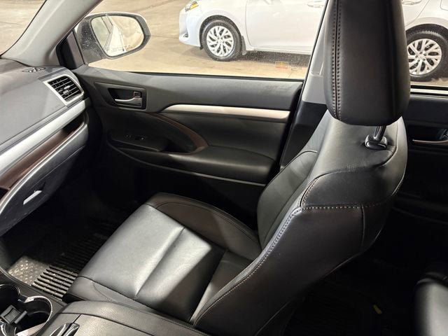 Used 2019 Toyota Highlander XLE AWD/4WD image 22