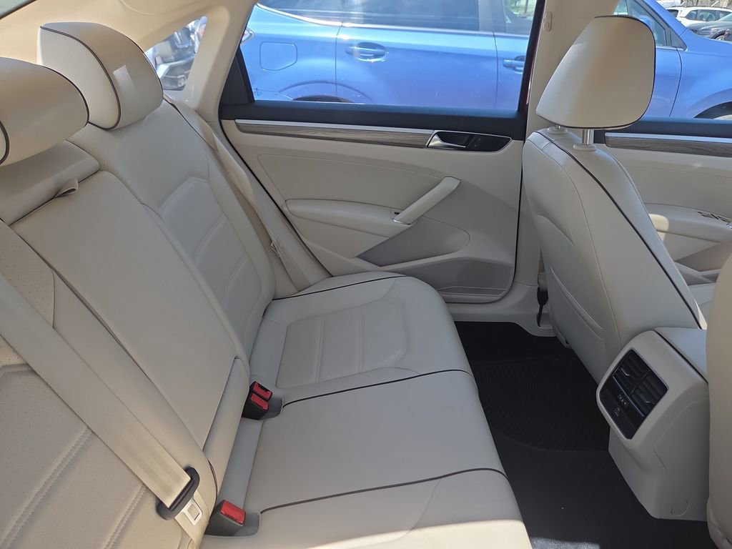 Used 2017 Volkswagen Passat 1.8T SE FWD image 12