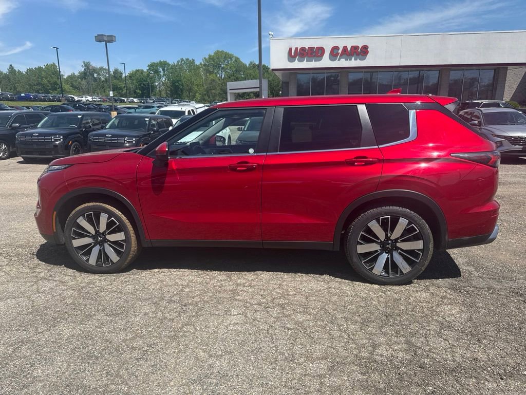 Used 2025 Mitsubishi Outlander SE FWD image 2