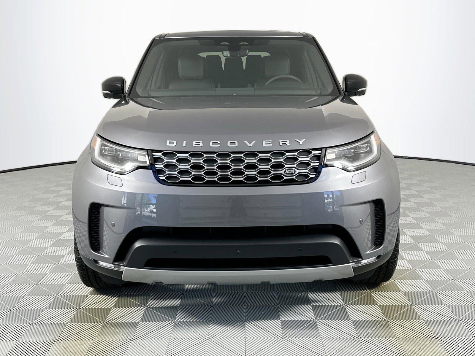 Used 2025 Land Rover Discovery S image 2