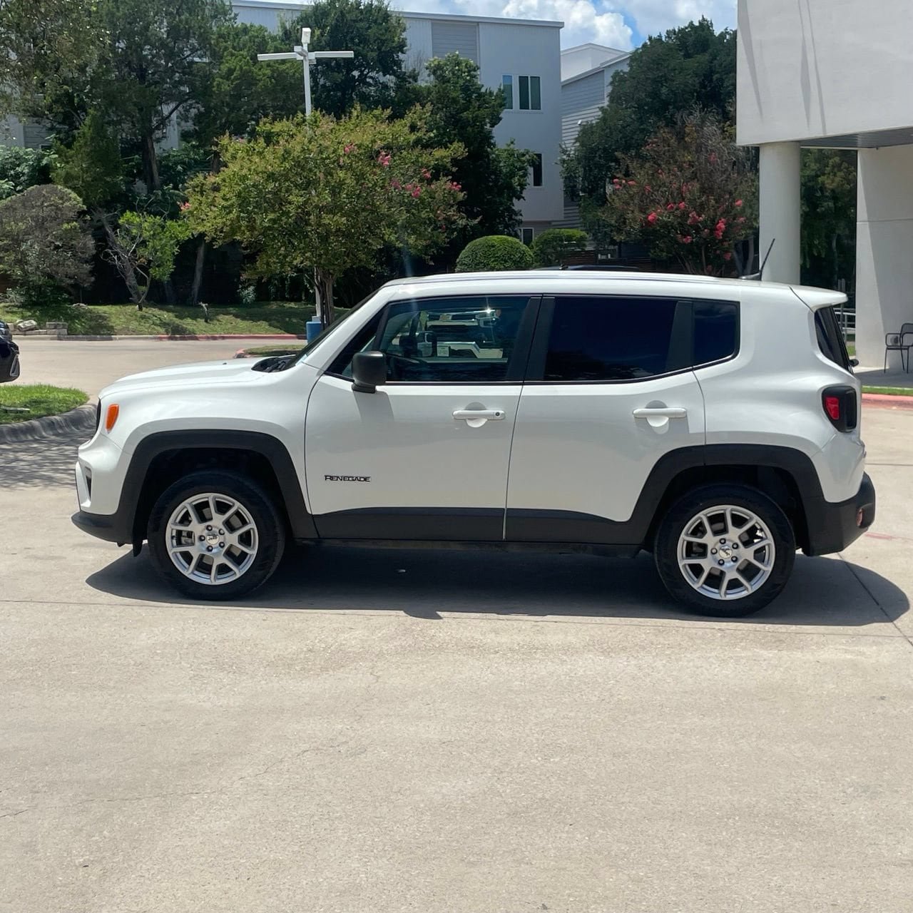 Used 2023 Jeep Renegade Latitude AWD/4WD image 3