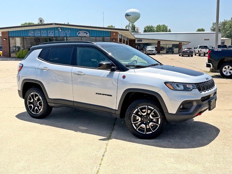 Used 2025 Jeep Compass Trailhawk AWD/4WD image 3