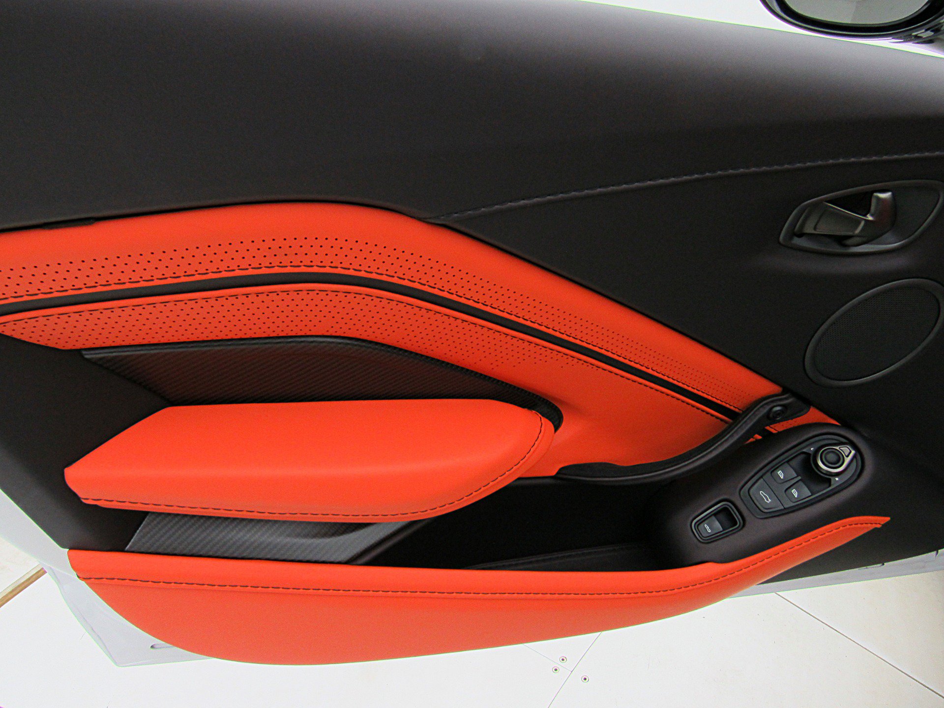 Used 2023 Aston Martin V8 Vantage Roadster RWD image 48