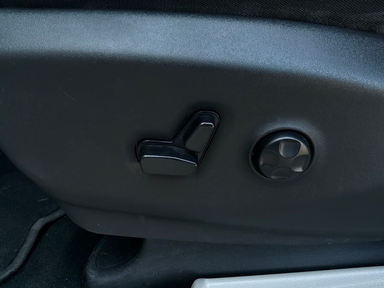 Used 2023 Chrysler Voyager LX FWD image 11