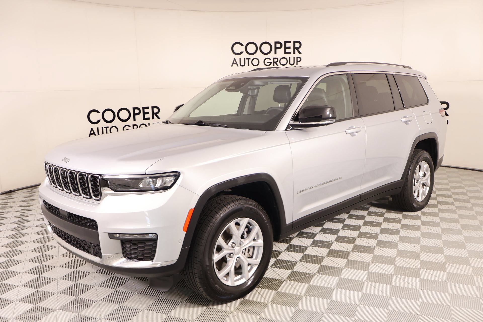 Used 2023 Jeep Grand Cherokee L Limited w/ Luxury Tech Group II RWD image 11