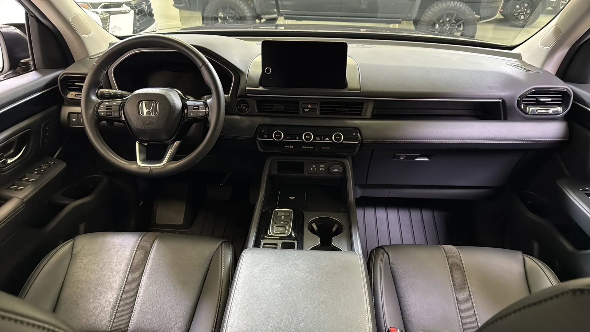 Used 2025 Honda Pilot EX image 17