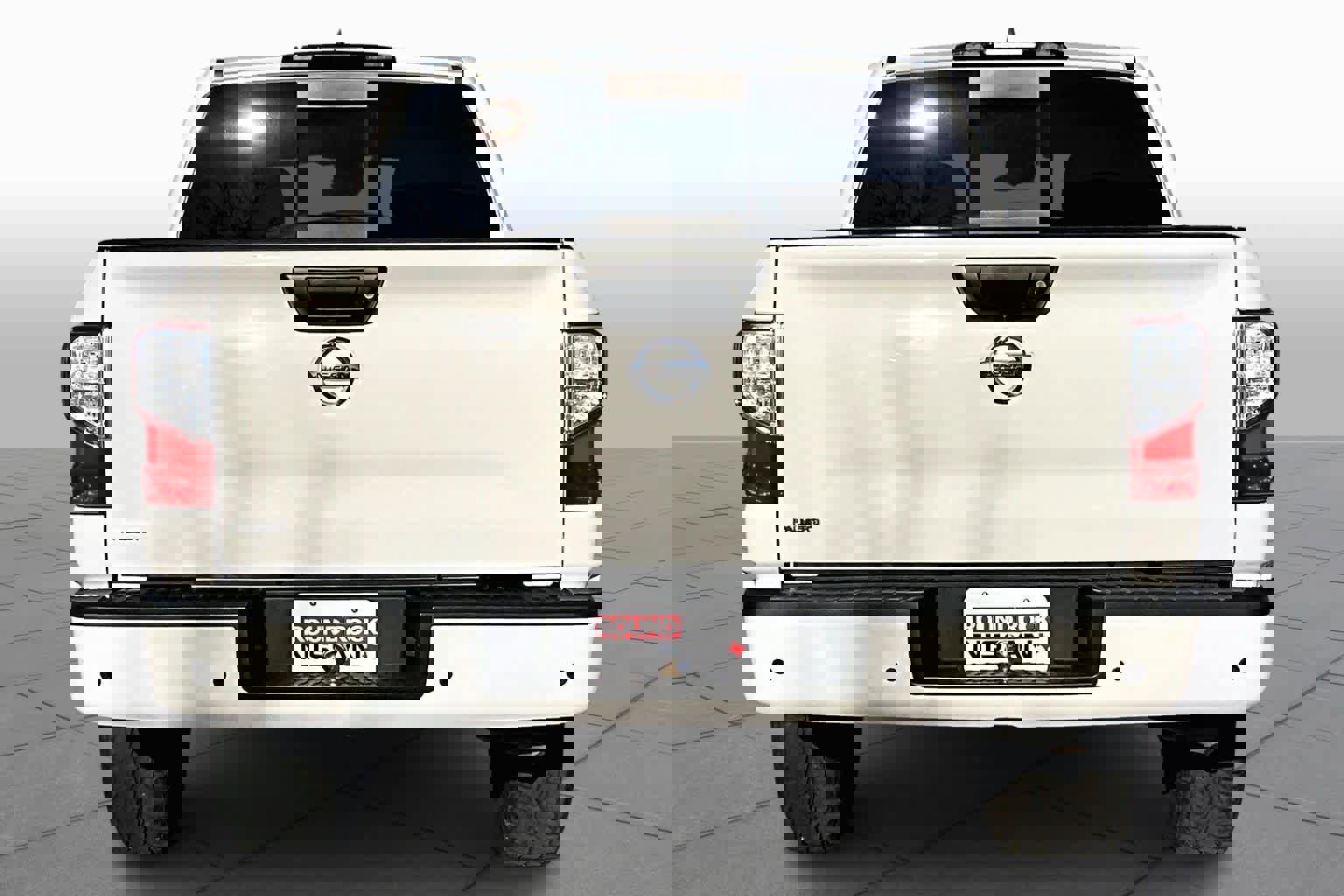 Used 2022 Nissan Titan SV image 5