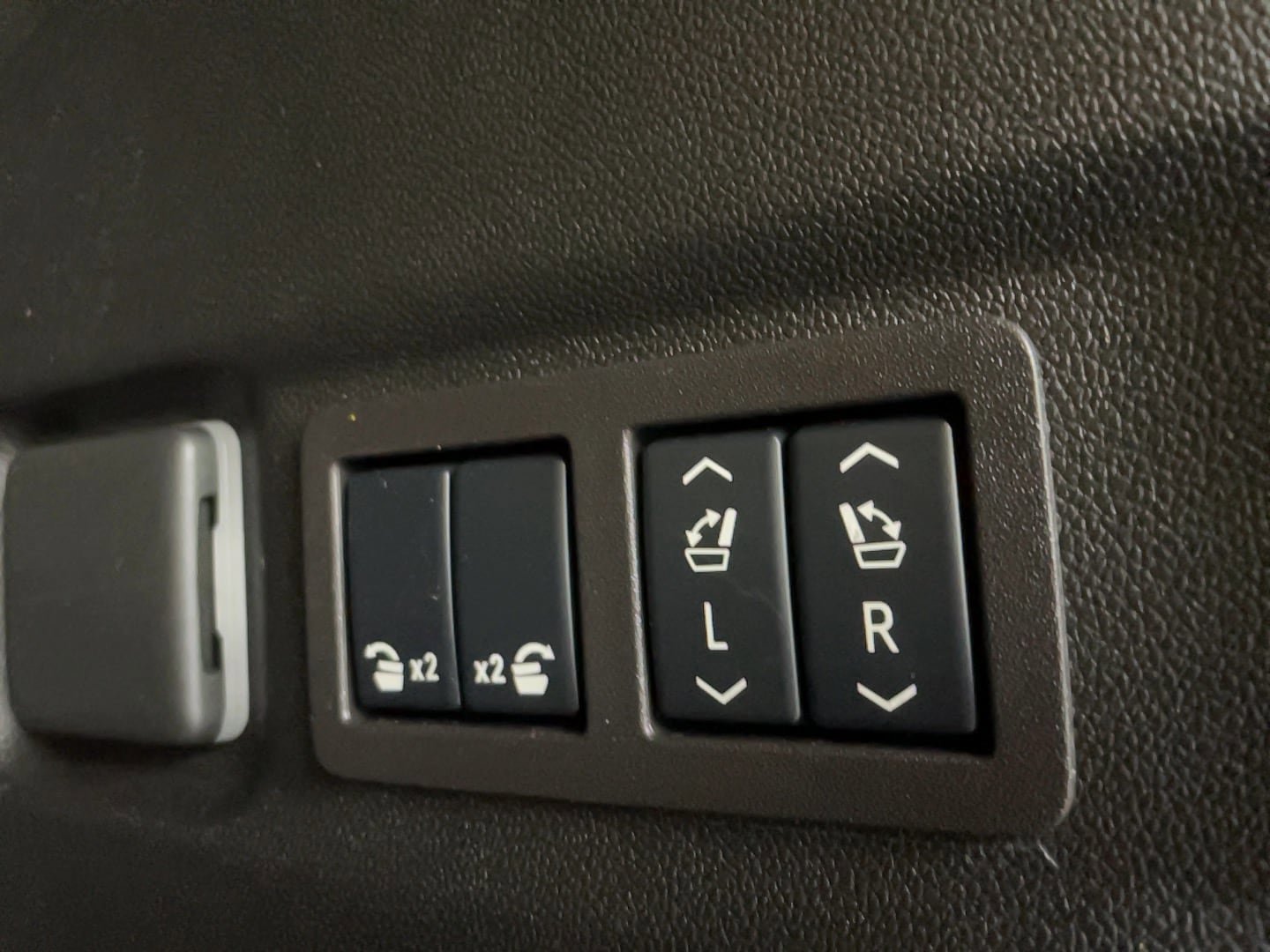 Used 2024 GMC Yukon XL Denali w/ Advanced Technology Package image 21