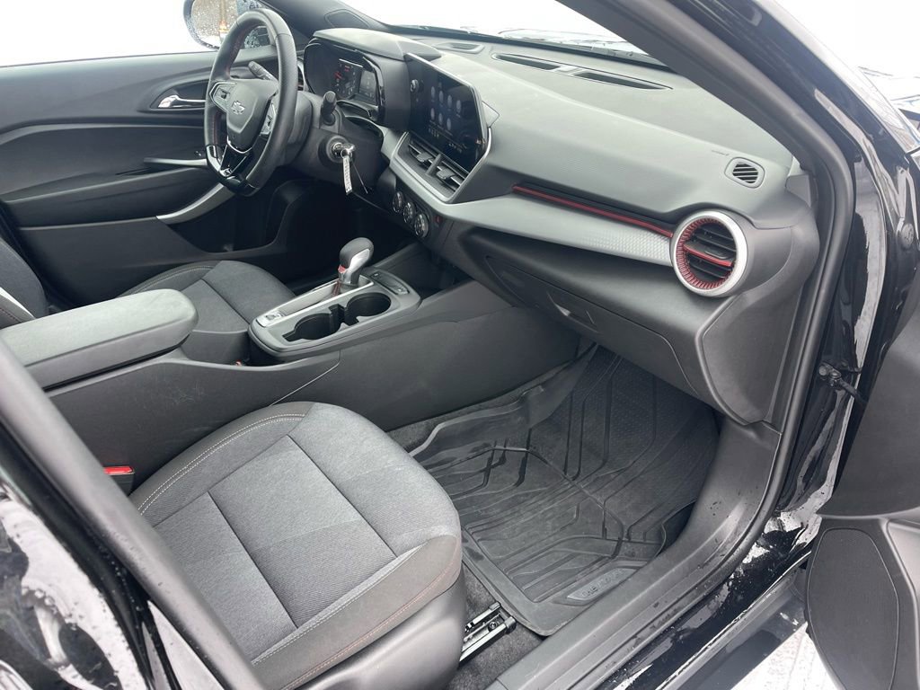 Used 2025 Chevrolet Trax RS w/ Driver Confidence Package image 24