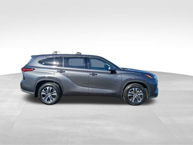 Used 2022 Toyota Highlander XLE image 6