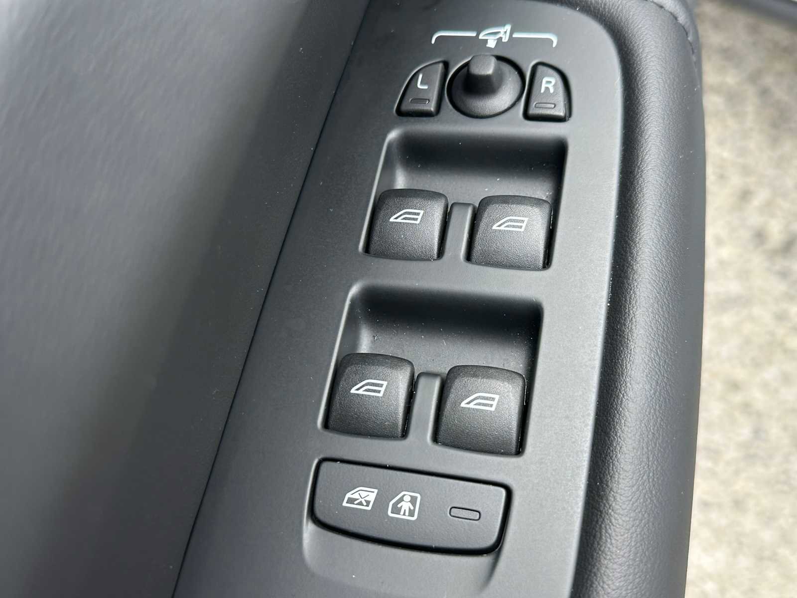 Used 2025 Volvo XC60 B5 Plus w/ Protection Package Premier image 21