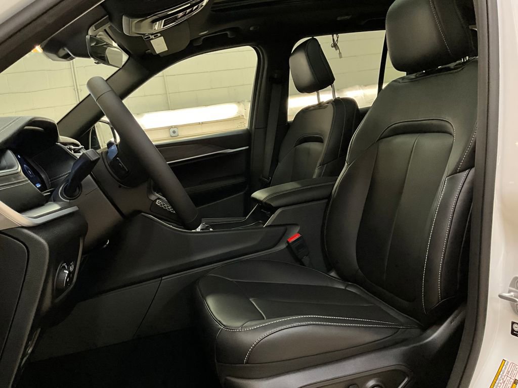 New 2025 Jeep Grand Cherokee Limited w/ Trailer Tow Package image 16