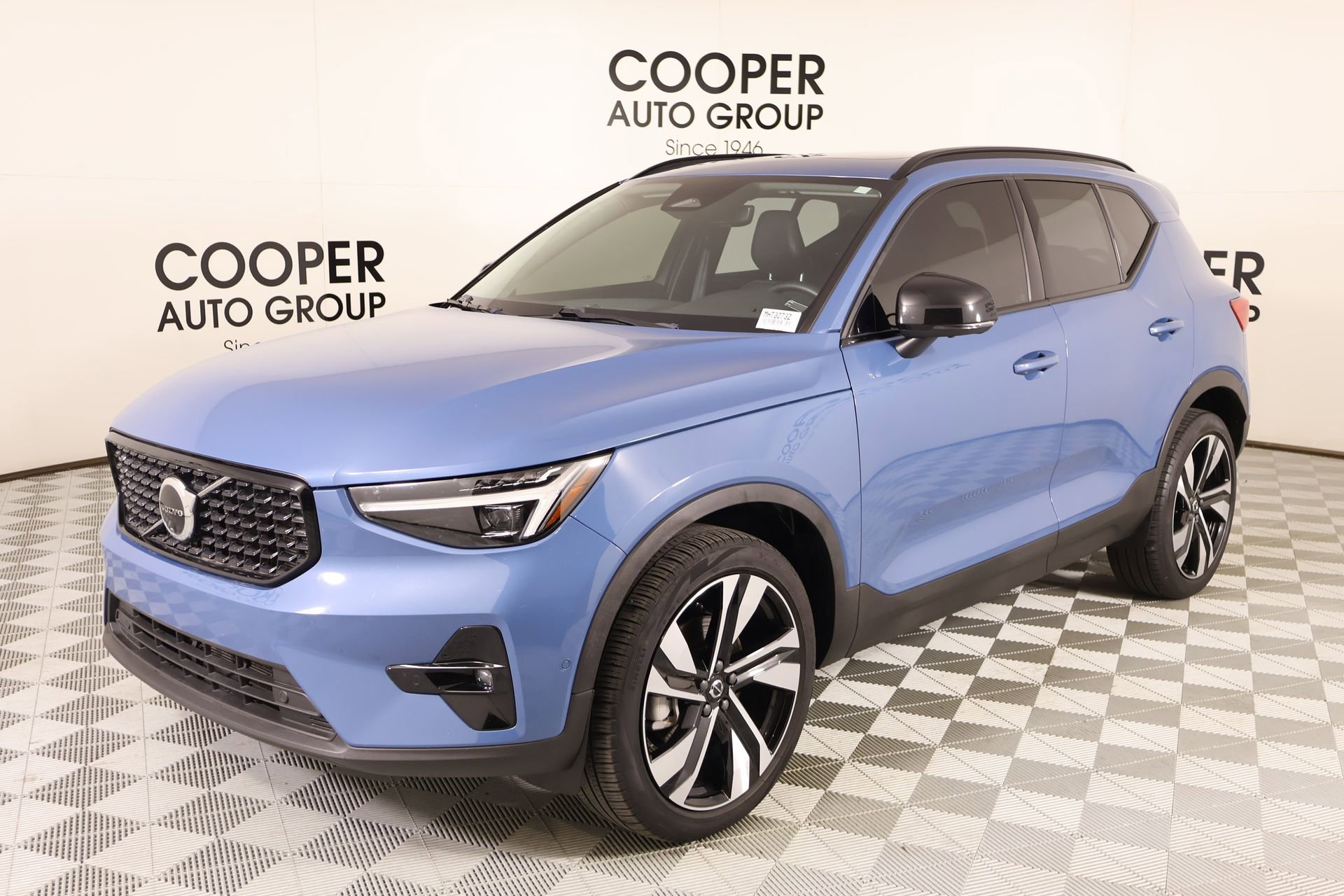 Used 2024 Volvo XC40 B5 Ultimate w/ Protection Package Premier image 11