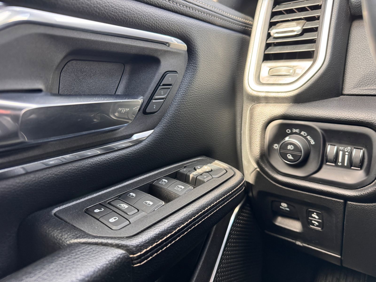 Used 2025 RAM 1500 Laramie AWD/4WD image 15