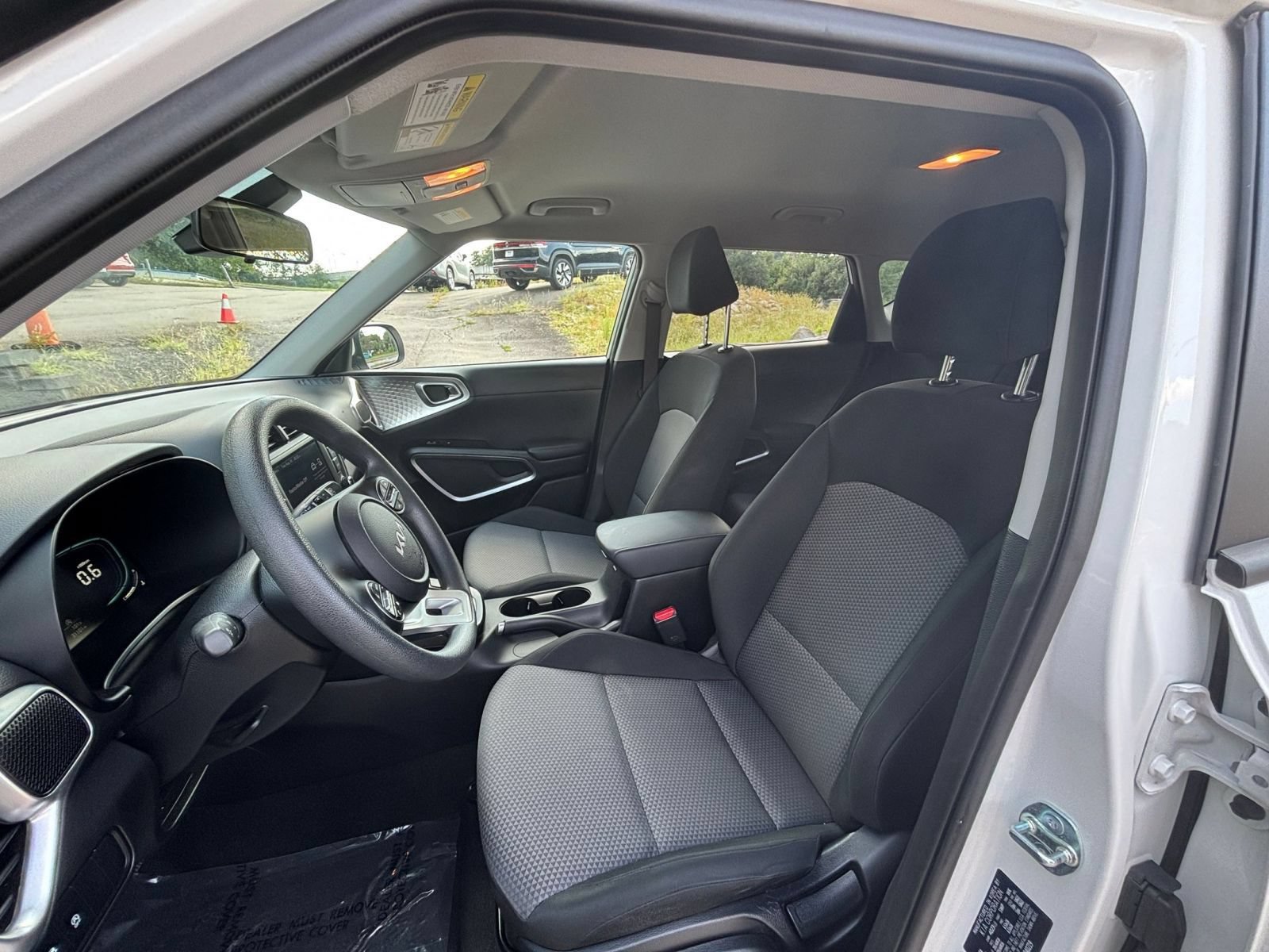 Used 2025 Kia Soul LX w/ LX Technology Package FWD image 33