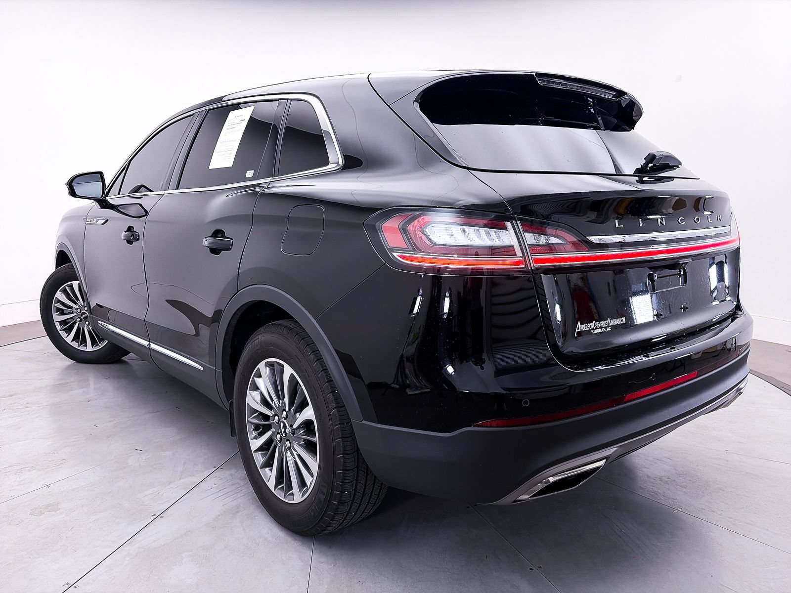 Used 2023 Lincoln Nautilus FWD w/ Premium Package image 2