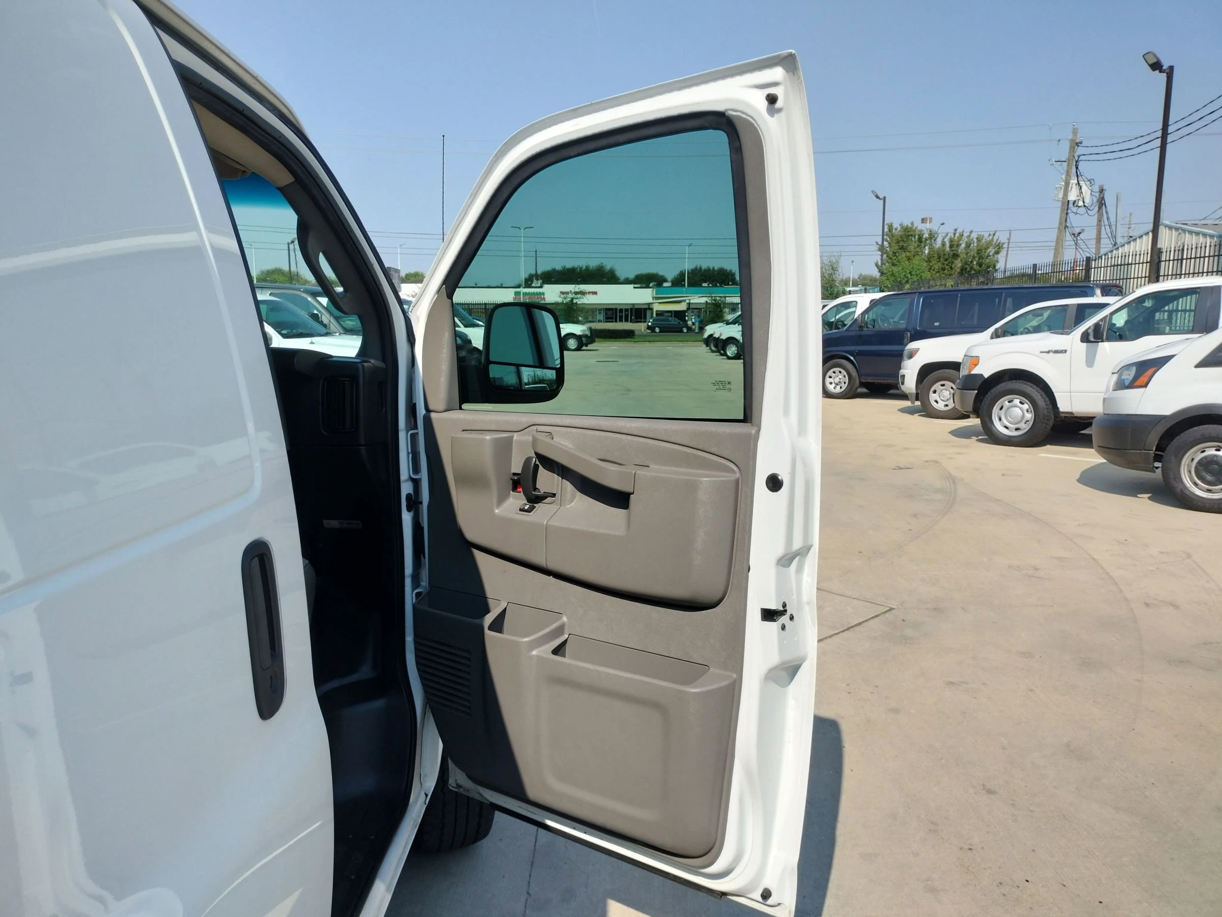 Used 2019 Chevrolet Express 3500 Extended w/ Driver Convenience Package RWD image 34